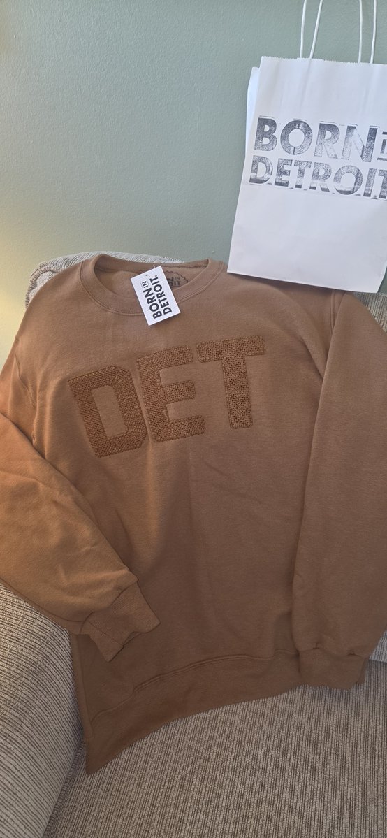 Prof_DReynolds's tweet photo. Look at this dope sweatshirt from Born In Detroit that my student surprised me with last week🔥😆🤎
I can't wait to wear this with my wheat Timberlands😝
Thank you K.T!🤗❤️✨️
My students love me... they really love me🥹🤗❤️✨️
#ProfessorReynolds #Detroit #BornInDetroit https://t.co/vbDT9O5e62