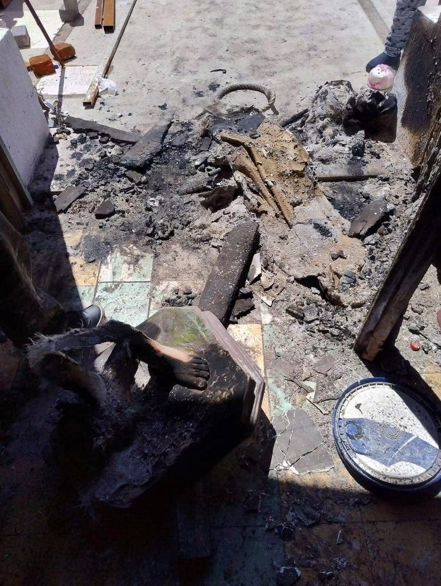 urielesqueda4's tweet photo. 🚨 ¡LAMENTABLE!

Hoy fue atacada la iglesia del Señor de los Remedios, en La Laborcita, León.

Guanajuato necesita un protocolo de actuación para proteger la libertad religiosa y responder ante este tipo de ataques.

⬇️ URGE ⬇️
@jorgelona1 @LibiaDennise https://t.co/AGuPny2mFe