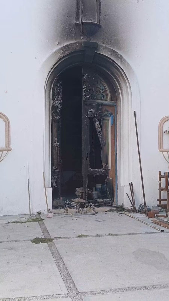 urielesqueda4's tweet photo. 🚨 ¡LAMENTABLE!

Hoy fue atacada la iglesia del Señor de los Remedios, en La Laborcita, León.

Guanajuato necesita un protocolo de actuación para proteger la libertad religiosa y responder ante este tipo de ataques.

⬇️ URGE ⬇️
@jorgelona1 @LibiaDennise https://t.co/AGuPny2mFe