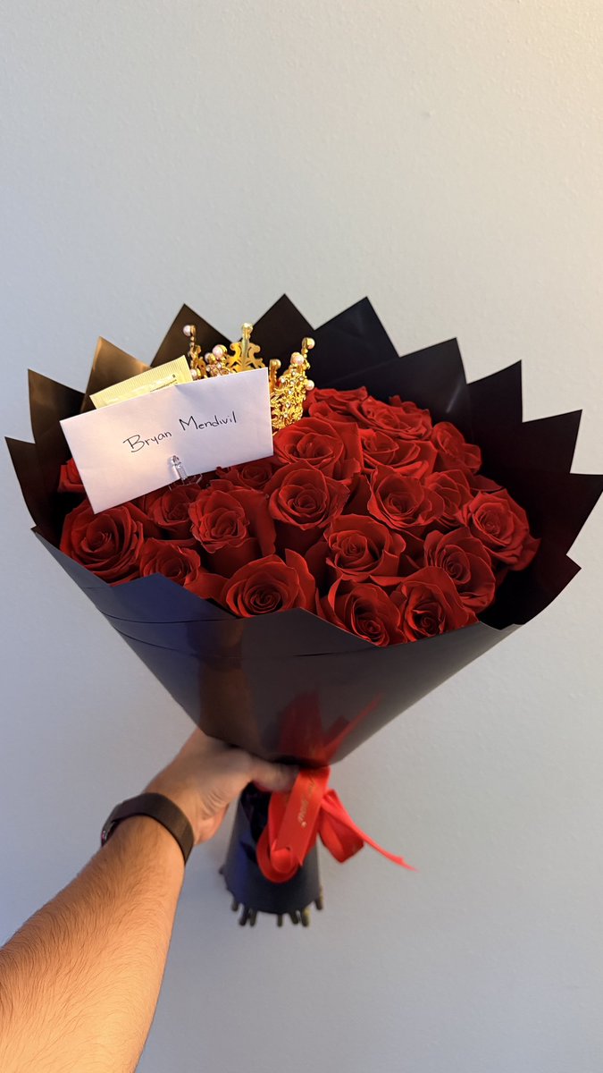 TheFamousFilms's tweet photo. My boyfriend sent me these flowers to my office, so freaking sweet… oh yeah btw I’m no longer a single man surprise! 
👨‍❤️‍💋‍👨🌹❤️ https://t.co/8iKZHWadMb