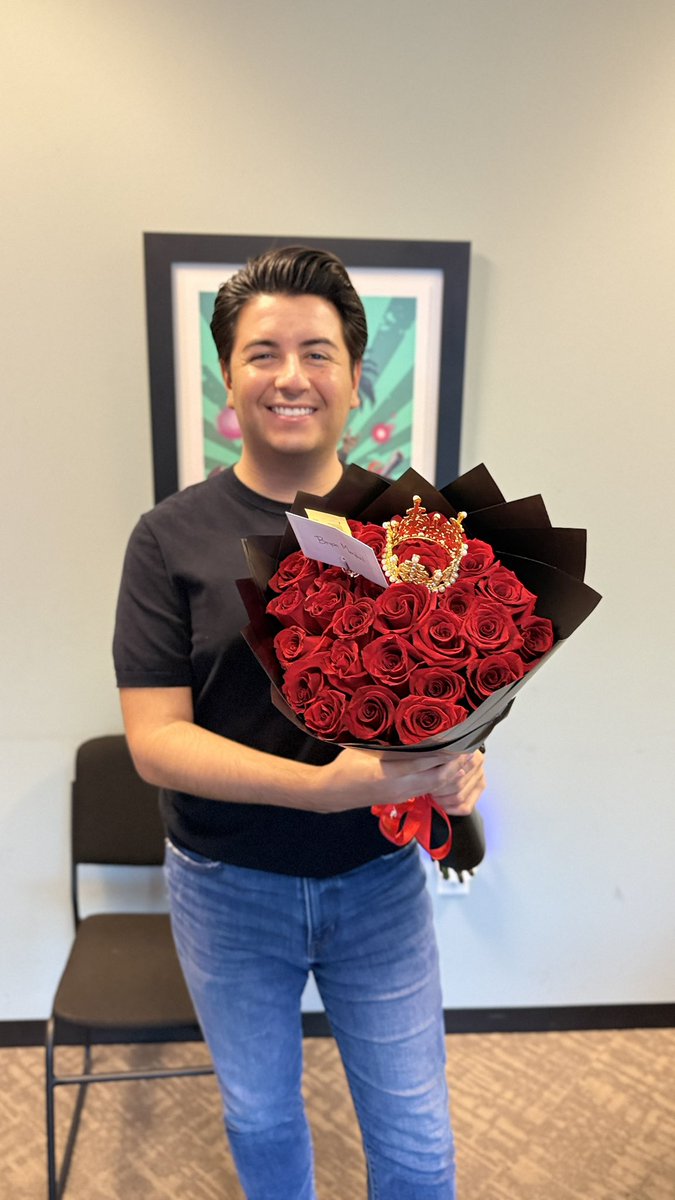 TheFamousFilms's tweet photo. My boyfriend sent me these flowers to my office, so freaking sweet… oh yeah btw I’m no longer a single man surprise! 
👨‍❤️‍💋‍👨🌹❤️ https://t.co/8iKZHWadMb