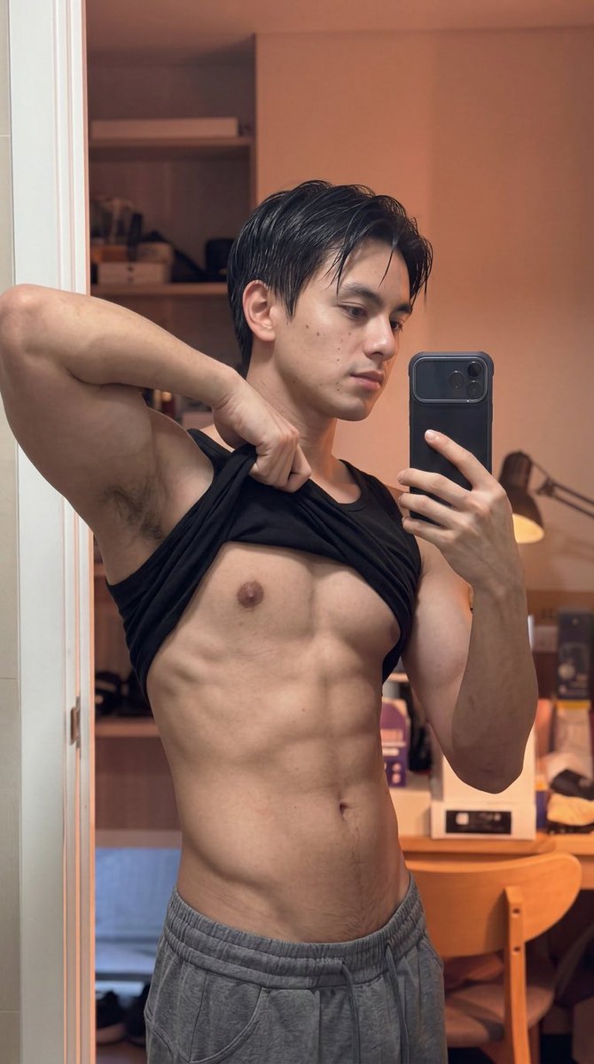 LeoAxelJ's tweet photo. Fit check ✅ I guess its time for breakfast 😁😋 #workout #fit #flex https://t.co/c7tJrSuwto