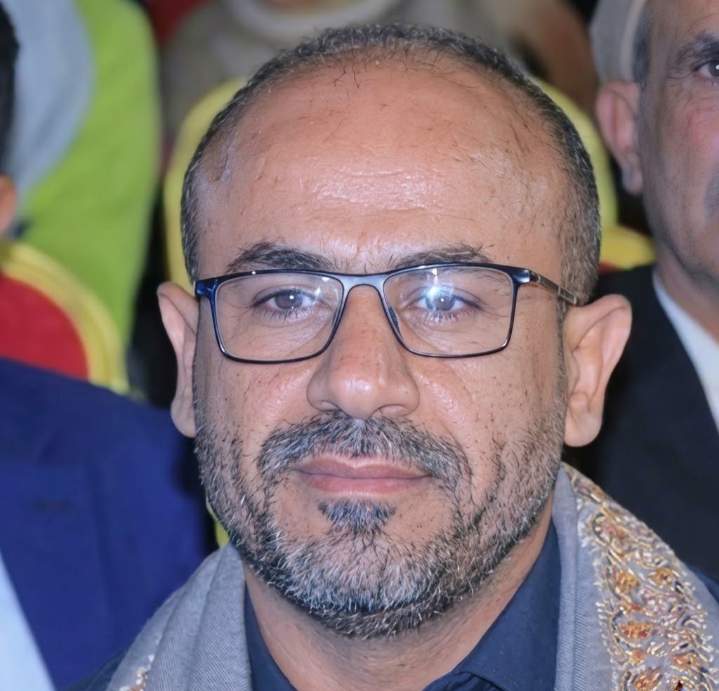yahya_redhwan's tweet photo. هذا أحمد علاو احفظوا هذه الوجوه جيداً، تخيلوا يحـ...ـرض هذه الأيام ضـ..ـد تعز والشرعية والقوات المسلحة والعمالقة والسعودية ويقف بقوته مع الحوثي الذي حبسـ..ـوه ودخلوه بيت خاله، غريب والله غريب أتساءل بنفسي أي رخـ...ـص هذا حين تقف ضـ...ـد الجمهورية والشعب اليمني وتوقف مع جـ..ـلادك وعـ...ـدو الشعب اليمني؟ لكن #فجر_اليمن قادم وبالقانون سيتحــاسب كل من وقف مع آل برم الدين.