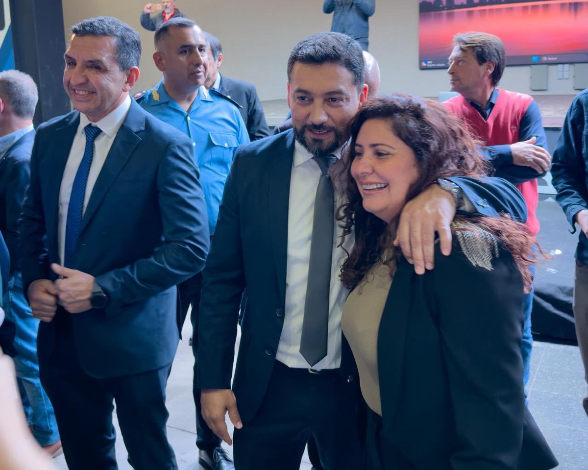 riojavip_'s tweet photo. LA SECRETARIA DE COMUNICACIÓN Y PLANIFICACIÓN PÚBLICA LUZ SANTÁNGELO RECONOCIÓ EL TRABAJO DE MIGUEL ZÁRATE AL FRENTE DEL MINISTERIO DE SEGURIDAD. 

@mluz_sc @DrMiguelzarate @MinSegJusDDHH https://t.co/ukW8wBuSxU