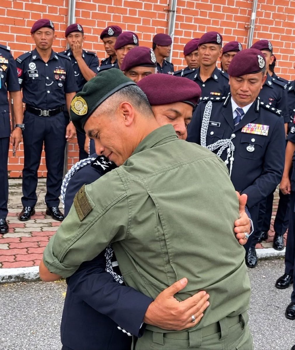 kongsiviralje's tweet photo. Korang ada tengok tak video pasal Dato’ Suhaily yang tengah kecoh kat media sosial baru-baru ni? 

Masa mula-mula tengok video tu, aku sendiri pun macam terpinga-pinga, tertanya-tanya apa benda sebenarnya yang dah jadi. 

Maklumlah, benda yang kita nampak cuma satu clip pendek je. 

Nampak beliau tengah mengamuk, lepas tu ada tindakan fizikal kat dua orang anggota. 

Bila dah tersebar, macam biasalah netizen kat luar sana laju je tinggalkan macam-macam komen sedangkan cerita penuh pun tak tahu lagi. 

Tapi, lepas keluar penjelasan daripada Dato’ Suhaily sendiri, baru la semua orang faham rupa-rupanya ada cerita lain yang berlaku sebelum kamera CCTV tu sempat rekod.

Ikut cerita beliau, masa kejadian tu beliau dengan team tengah buat operasi penguatkuasaan dekat tingkat lima KLIA sebab ada aduan pasal geng ulat warga asing. 

Lagipun, waktu tu memang tengah ada kes penemuan dadah dengan barang penyeludupan yang makin naik dekat tempat check bagasi. 

Tengah sibuk siasat seorang warga asing yang kena tahan tu, tiba-tiba datang dua orang anggota yang beliau tak kenal langsung, terus start rekod video. 

Dato’ Suhaily suruh delete, tapi dari situlah mulanya scene tarik telinga dengan hantuk kepala yang kita semua nampak dalam video tular tu. 

Tapi bagi aku la, tak payah la kita nak memandai-mandai cop siapa betul siapa salah sekarang ni. 

Biar je pihak atas siasat ikut prosedur dan buat keputusan. 

Pengajaran paling besar kat sini, jangan la cepat sangat nak judge sesuatu kes tu bulat-bulat berdasarkan video pendek 30 saat, sebab benda tu mungkin dah melarat setengah jam sebelum tu lagi.

Apa yang buat aku betul-betul tabik dengan Dato’ Suhaily ni adalah ayat beliau yang berbunyi, "Bagi saya, untuk mengubah sesuatu ia mempunyai harga. 

Sekiranya harga itu adalah diri saya, maka saya bayar dengan diri saya." Memang deep betul ayat tu. 

Ini bukan ayat orang yang main redah je, tapi dia jenis yang tahu apa dia buat dan berani tanggung apa-apa risiko daripada pihak atasan. 

Entah kenapa, bila dengar ketegasan beliau ni, kepala aku terus teringat kat Tan Sri Ayob Khan. 

Sesiapa yang selalu ikut perkembangan PDRM mesti faham kenapa aku petik nama dua orang ni, sbb dua-dua memang terkenal dengan pakej tegas dan integriti tinggi. 

Malah dulu pun, masa Dato’ Suhaily naik jadi Ketua Polis KL, Tan Sri Ayob Khan sendiri yang puji kepimpinan beliau. 

Lepas tu bila jawatan Pengarah JSJ Bukit Aman bertukar tangan antara mereka pada tahun 2023, aku pernah terfikir seronok juga kalau mereka berdua ni dapat terus ganding bahu dalam PDRM.

Tapi tulah, perancangan kita lain, realiti lain sbb Tan Sri Ayob Khan pun dah bersara wajib. 

Masa berlalu, orang pun datang dan pergi, pangkat dengan uniform pun satu hari nanti kita kena tanggalkan juga. 

Tapi bagi aku, karakter dengan cara seseorang tu jaga amanah yang akan buat orang kenang sampai bila-bila. 

Sebab tu la ayat Dato' Suhaily tu rasa padu sangat. 

Senang sebenarnya kalau setakat nak sembang pasal prinsip dengan integriti, tapi bila perubahan tu mula ada harga, bila orang mula kecam dan video dah viral, waktu tu baru kita tahu sama ada kita betul-betul berani stand dengan prinsip kita atau tak. 

Aku tak tahu apa hujung pangkal kes ni nanti, tapi kalau orang tanya aku pasal mereka berdua, aku cuma ralat sbb tak dapat tengok gandingan mantap ni lagi. 

Bukanlah nak kata mereka ni maksum tak boleh kena kritik, tapi dalam dunia yang serba pantas nak hukum orang sekarang ni, pemimpin yang berani pegang prinsip dan berani tanggung akibat macam ni memang sangat rare dan ada kelas yang tersendiri.

Kredit Asal : NikAziz NikMohd Al-Gauri