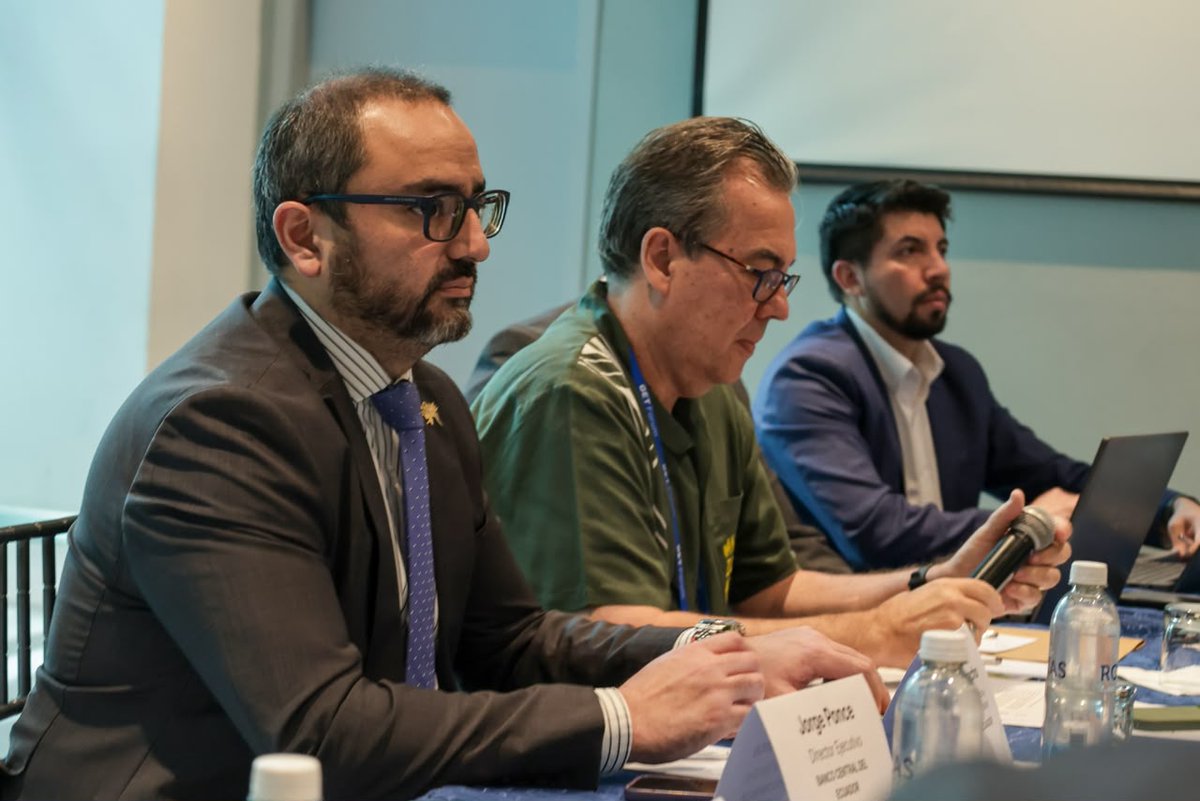 BancoCentral_Ec's tweet photo. 📍Quito

🏦 El Presidente de la Junta de Política y Regulación Financiera y Monetaria (JPRFM), Gustavo Camacho Dávila y autoridades del Banco Central del Ecuador participaron en el encuentro "Módulo de Inteligencia Territorial para la Amazonía de Ecuador", organizado por el Ministerio de Desarrollo Económico y Productivo y el Grupo BID, en el marco del GET Forum 2026.

✅ La iniciativa busca integrar información social y económica de distintas fuentes, incluidas las estadísticas generadas por el Banco Central del Ecuador (BCE), para fortalecer el análisis de las dinámicas de la Amazonía y aportar a una toma de decisiones basada en evidencia.

📊 Contar con información confiable, integrada y con enfoque territorial permite identificar brechas, orientar políticas públicas y generar mejores condiciones para el desarrollo de la región amazónica.