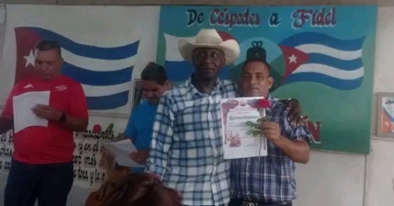 YoneisisJunco's tweet photo. Reconocimiento para el presidente de la UBPC Santa Rosa Robertico en el día del trabajador agropecuario por los resultados que alcanza en la cooperativa.
#TercerFrente
#NuestroEsfuerzoEsDiario
#100AñosJuntoAlmeida https://t.co/0jvc0xXUp2
