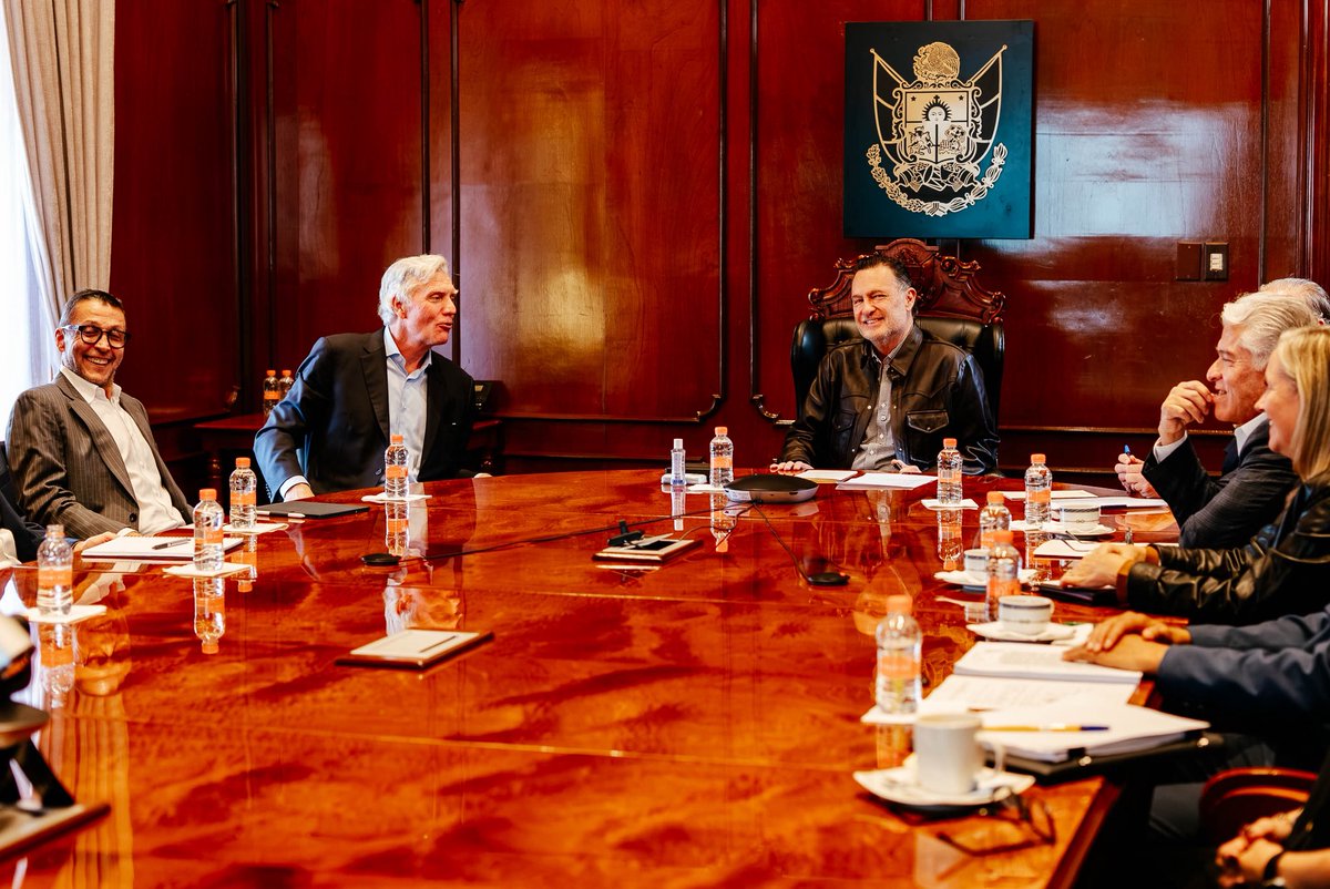 makugo's tweet photo. ¡Consolidamos a #Querétaro como referente internacional de inversión y desarrollo!

Un gusto recibir hoy en Palacio de la Corregidora a una comitiva de representantes de la empresa CloudHQ, encabezada por el jefe global de Crecimiento de CloudHQ, Keith Harney, y el vicepresidente ejecutivo para Latinoamérica de CloudHQ, José Fraga, con quienes conversé sobre los avances del proyecto de inversión para la instalación en nuestro estado de un campus con seis Data Centers, y me hicieron saber que el monto de financiamiento del proyecto en general aumentará de cuatro mil 800 millones de dólares a casi seis mil millones. Agradecemos su confianza en la certidumbre que ofrece nuestra entidad como destino de inversión, y reconocemos las oportunidades que esta representa para el desarrollo de nuestra región.