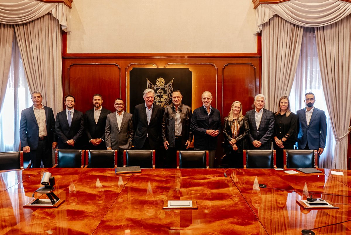 makugo's tweet photo. ¡Consolidamos a #Querétaro como referente internacional de inversión y desarrollo!

Un gusto recibir hoy en Palacio de la Corregidora a una comitiva de representantes de la empresa CloudHQ, encabezada por el jefe global de Crecimiento de CloudHQ, Keith Harney, y el vicepresidente ejecutivo para Latinoamérica de CloudHQ, José Fraga, con quienes conversé sobre los avances del proyecto de inversión para la instalación en nuestro estado de un campus con seis Data Centers, y me hicieron saber que el monto de financiamiento del proyecto en general aumentará de cuatro mil 800 millones de dólares a casi seis mil millones. Agradecemos su confianza en la certidumbre que ofrece nuestra entidad como destino de inversión, y reconocemos las oportunidades que esta representa para el desarrollo de nuestra región.