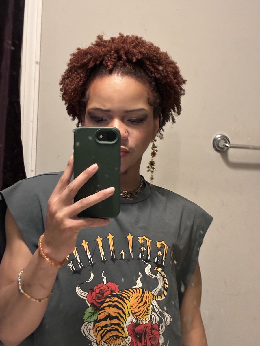 p1neapple_head's tweet photo. this is for the boys who like makeup #fyp #femboy #mlm #gay https://t.co/lkwSozUPLt