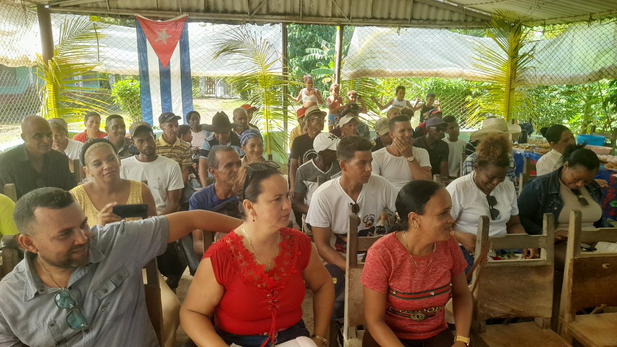 YoneisisJunco's tweet photo. Acto por el día del trabajador agropecuario en #TercerFrente #NuestroEsfuerzoEsDiario desde la UBPC Santa Rosa.
#100AñosJuntoAlmeida https://t.co/2Fc5zdoR8P