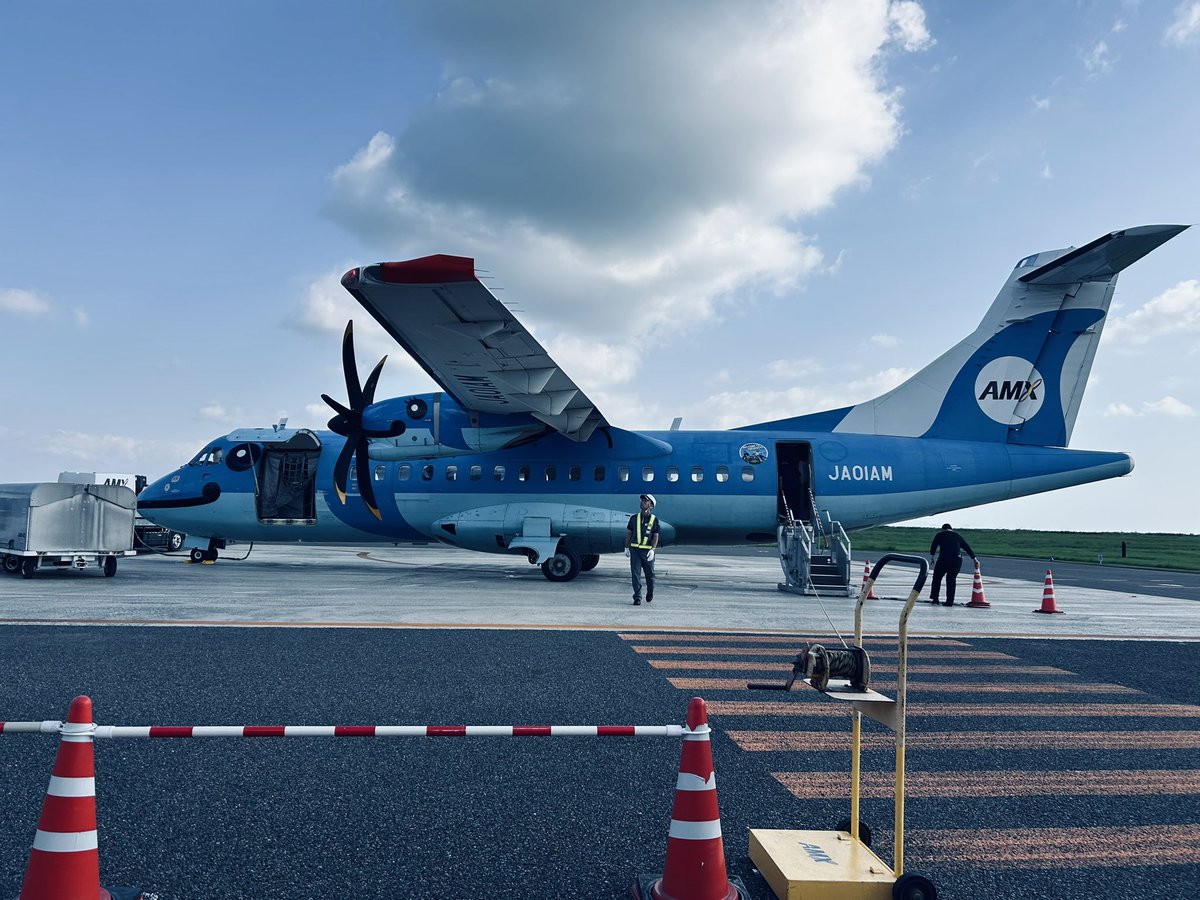 mikkegt's tweet photo. プロペラ機！イルカ親子の飛行機と空中散歩してきました。気流が乱れててちょっとしたアトラクション感。絶景も見れて楽しかった。機内はよく見るとハロウィン仕様で、機長さんやCAさんのお便なんかもあってとても良かった。

#天草エアライン #AMX https://t.co/IJYLceUfZk