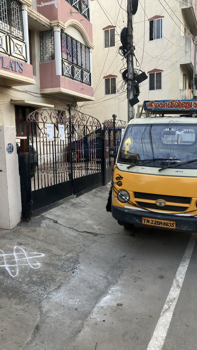 nwc6y's tweet photo. @ChennaiTraffic Please take action.

TN 22 BM 8835 https://t.co/Cwh59U9OTo