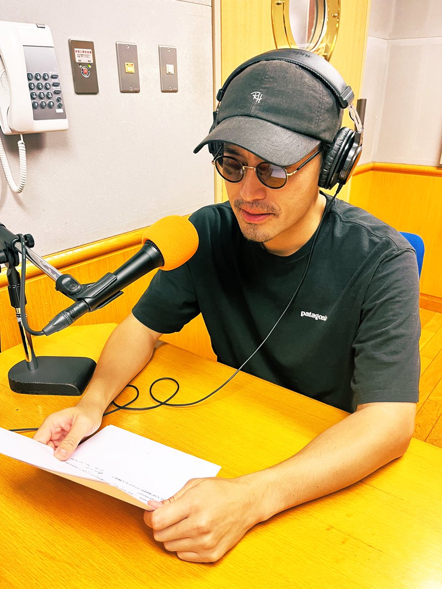 ISEKITOWA's tweet photo. おはよう☀

ISEKIワンマンLIVEも
週明けになりました🎙️

江ノ島からの景色を眺めながら
LIVEが出来るのを
そして、
みんなと会えるのを
楽しみにしてます😊

写真は「毎日がクリスマス」の
スポット収録中

さぁ
マイペースに
今日をはじめようか👟 https://t.co/9aqGok8xYl