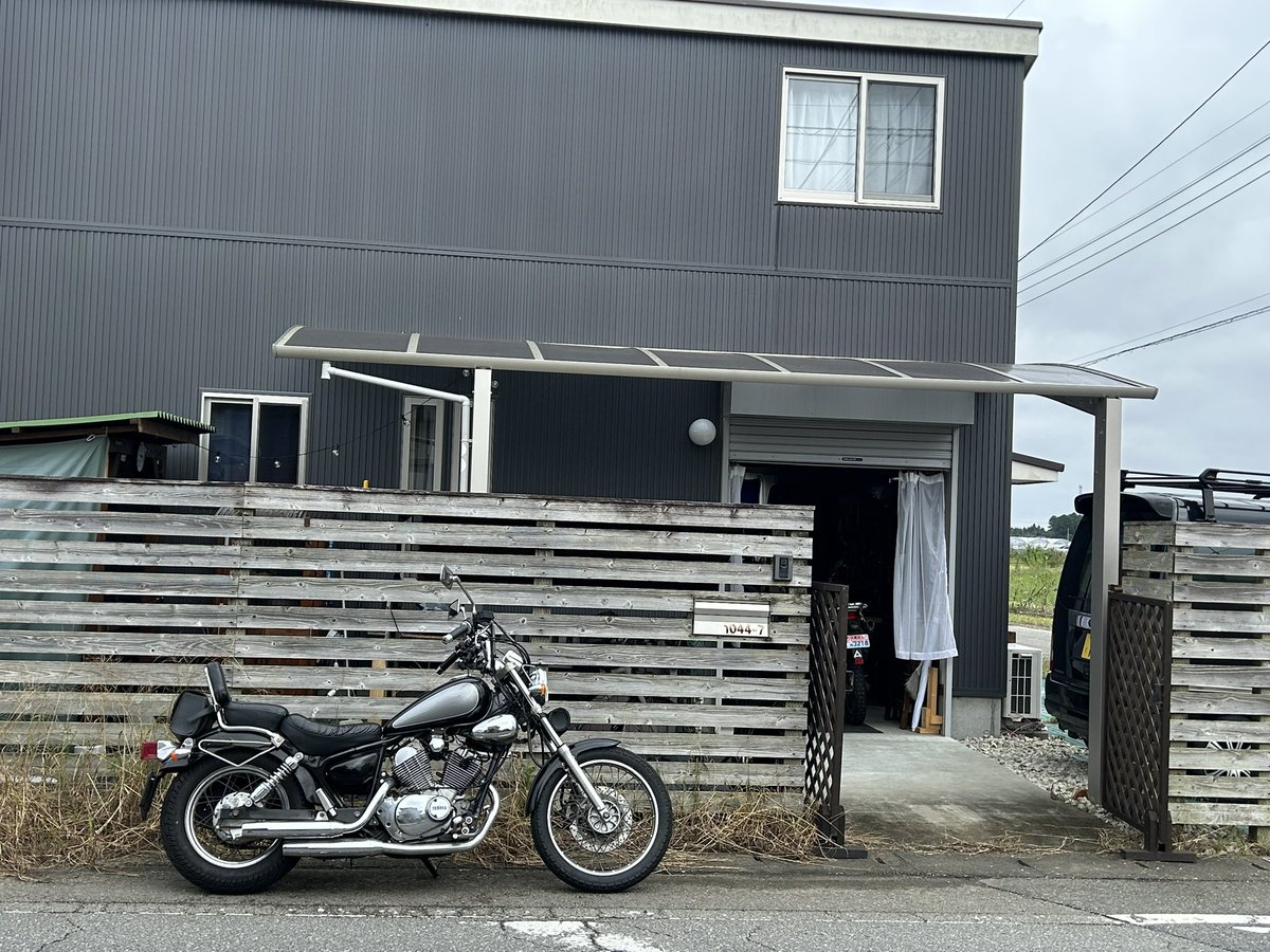 garage1044's tweet photo. バイクの入れ替えも兼ねて、
ビラーゴで千葉のガレージへ。

台風被害の影響で
いつもとちがう道だけど、
あまり変わらない時間で来られました。

#ビラーゴ250
#XV250 https://t.co/JPDYrFF3JW