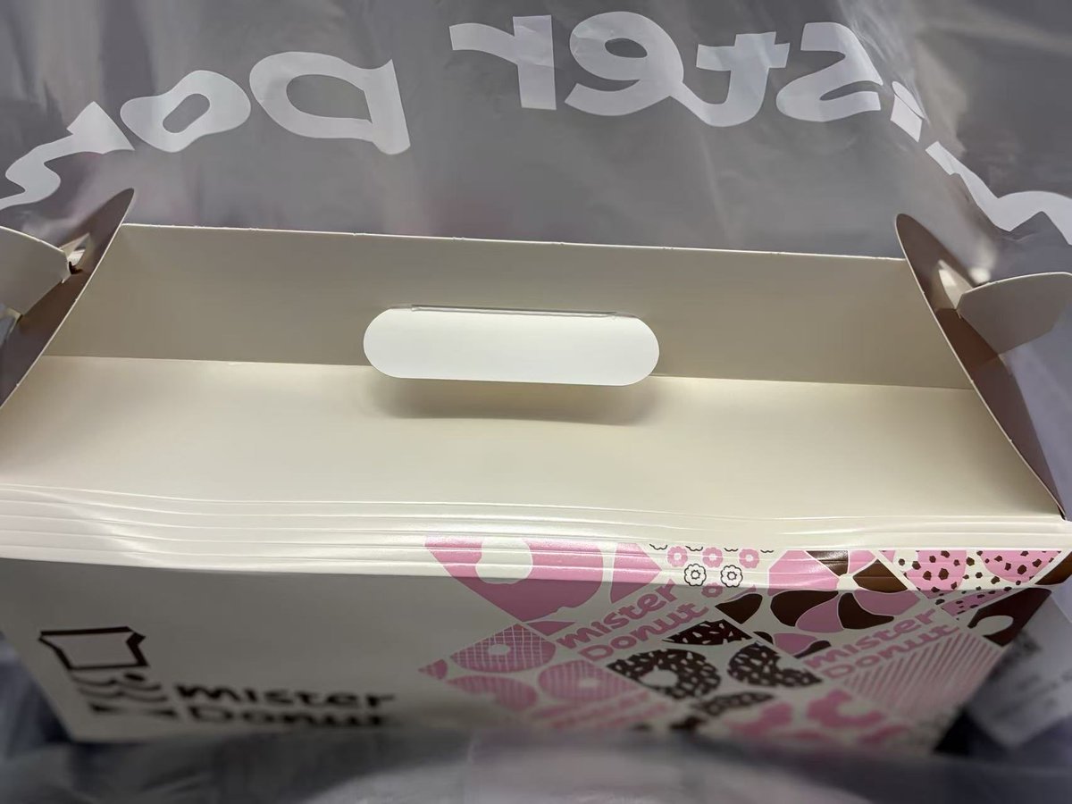 Rasutoba's tweet photo. mister donut、昨日あんなに並んで買ったのに🥹今日の手土産にするはずが玄関に置き去り…💧 寝坊してバタバタ準備するとダメだね、忘れ物多すぎ🤦‍♀️ https://t.co/EllauZc8HR