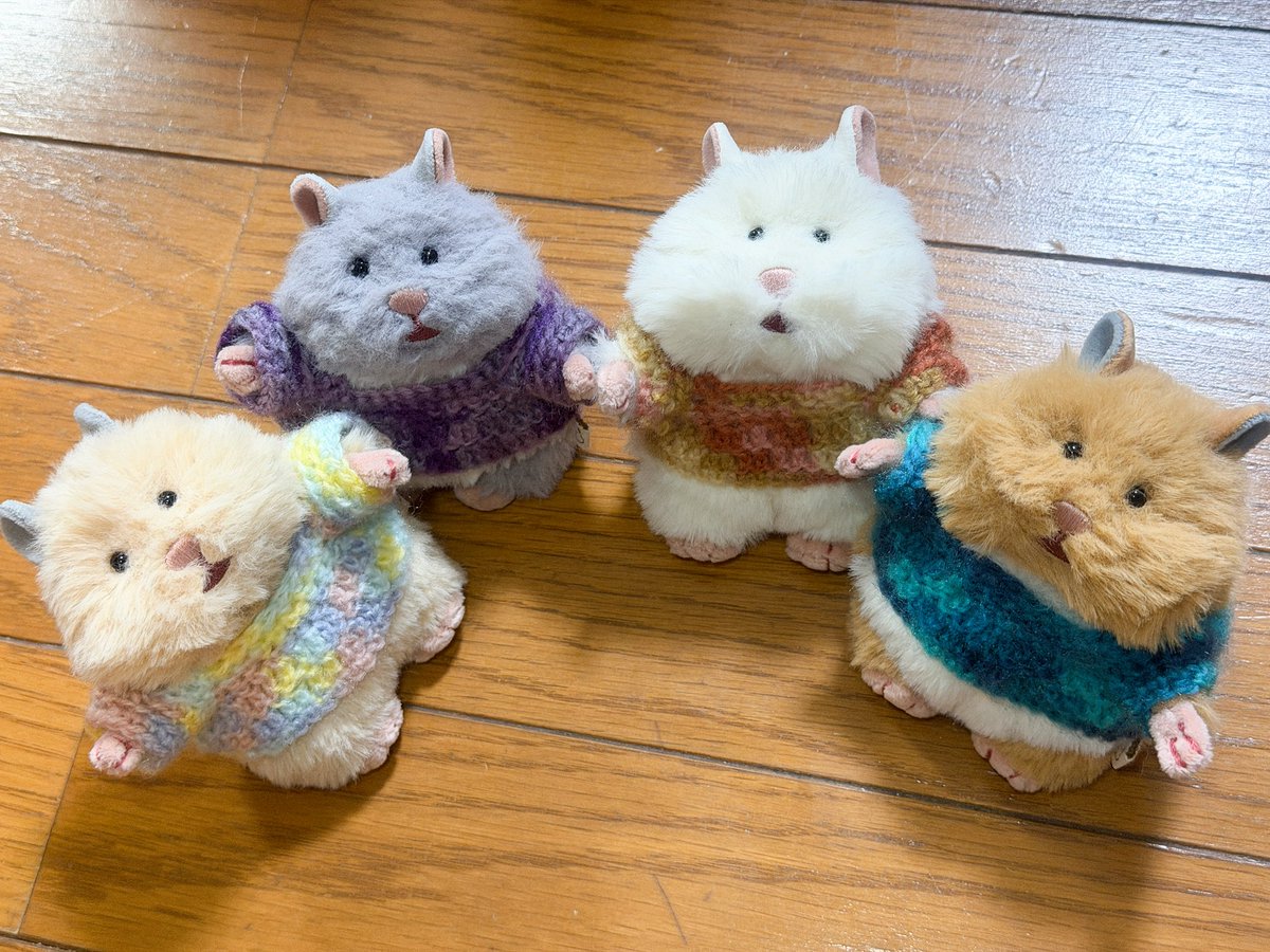 hamham_don's tweet photo. はむにぎりの長袖ニット完成した！
袖に苦戦し、全部袖部分バラバラだよ～😂
ぽんぽん付きニット帽も1個完成したけど、ちょっと可愛すぎる🥰 https://t.co/VDdMYzEnYE