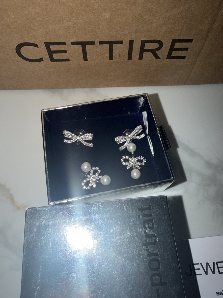 mollyyeg's tweet photo. Brought a pair of earrings from @cettire and delivered broken. They’ve declined my refund. Don’t deal with them. Here is a pic of the item I received broken. https://t.co/rbJxqCtRqp