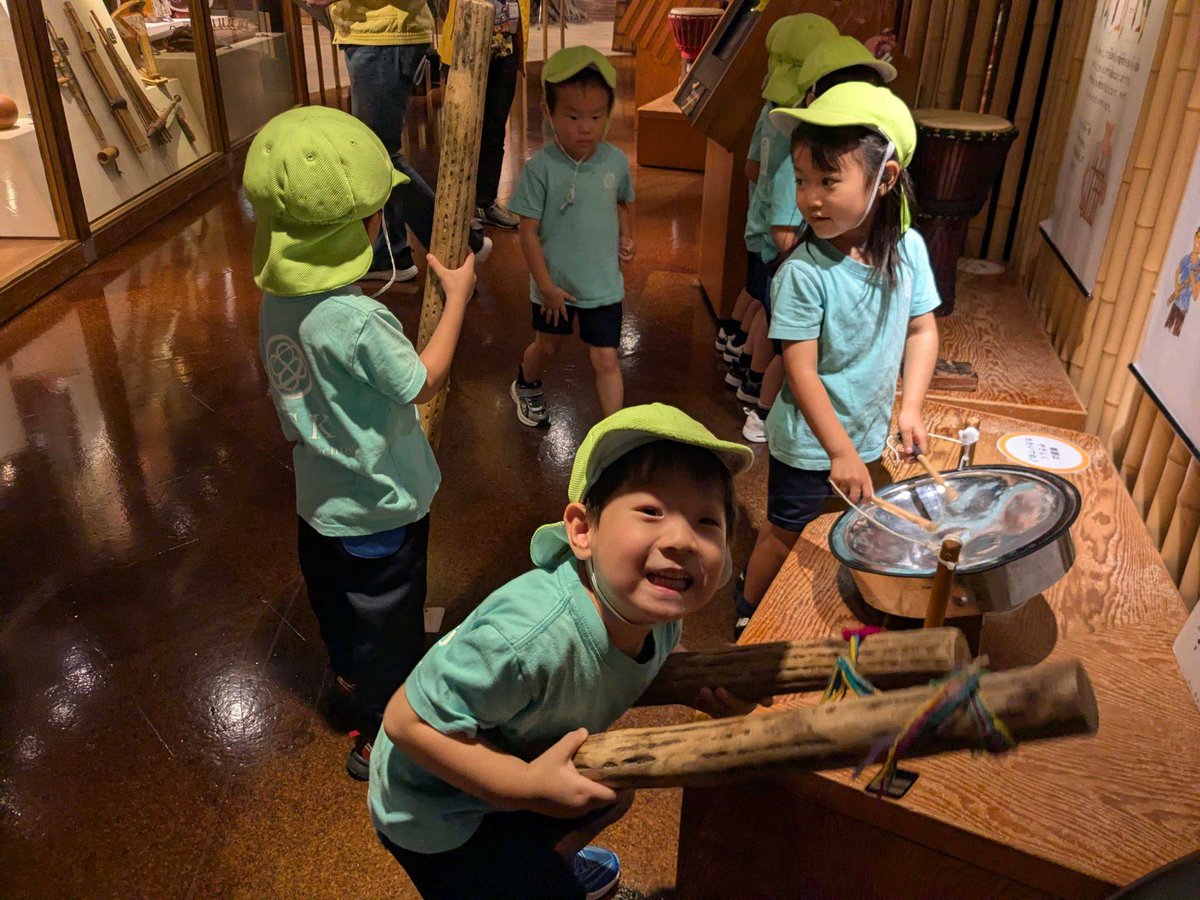 cgk_ja's tweet photo. 文化に触れる遠足は、『違いを知る』だけで終わらない。

Mountain A・Bクラス(4歳児)は、あーすぷらざへ。世界の衣装や楽器、展示に触れ、暮らしの違いや共通点を探しました。

遠足は、『How We Organize Ourselves(私たちは自分たちをどう組織するのか)』と『Who We Are(私たちは誰なのか)』の探究にもつながっています。クラスで考えてきたルールや日課、協力、思いやりを、より広いコミュニティの中で捉える機会になりました。

違いを見つけることと、誰もが居場所をもてることを考えること。その両方を大切にし、次の『Sharing the Planet(この地球を共有するということ)』へ、動物だけでなく人々への関心もつないでいます。

『違うね』で終わらず、『同じところは？』『一緒に過ごすには？』へ。文化に触れる経験を、日々の協力や思いやりと結びつけると、遠足は教室から離れた一日ではなく、教室の問いが広がる一日になります。

CGK Times9月号より:
https://t.co/HDVIV9XRbf
