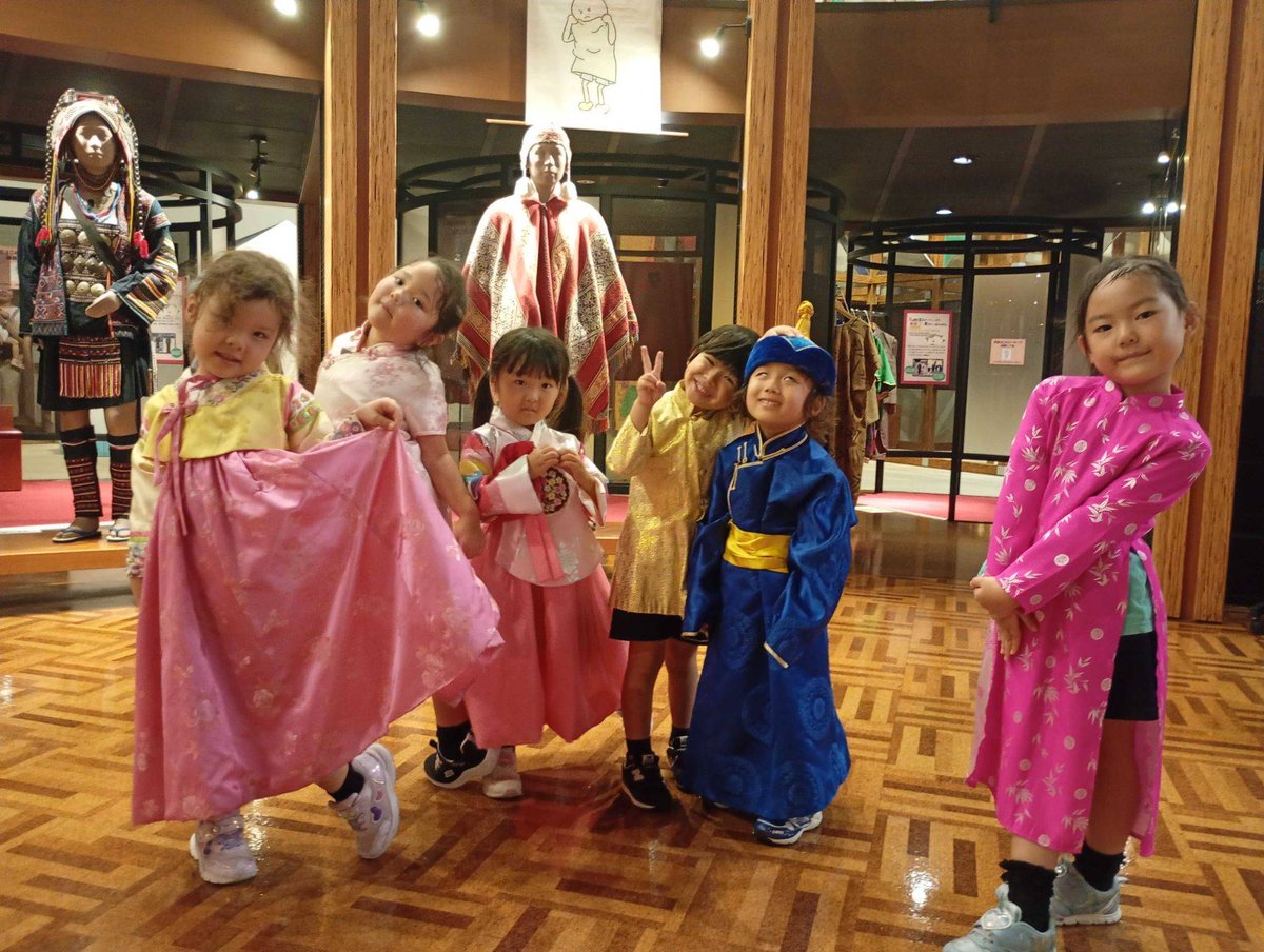 cgk_ja's tweet photo. 文化に触れる遠足は、『違いを知る』だけで終わらない。

Mountain A・Bクラス(4歳児)は、あーすぷらざへ。世界の衣装や楽器、展示に触れ、暮らしの違いや共通点を探しました。

遠足は、『How We Organize Ourselves(私たちは自分たちをどう組織するのか)』と『Who We Are(私たちは誰なのか)』の探究にもつながっています。クラスで考えてきたルールや日課、協力、思いやりを、より広いコミュニティの中で捉える機会になりました。

違いを見つけることと、誰もが居場所をもてることを考えること。その両方を大切にし、次の『Sharing the Planet(この地球を共有するということ)』へ、動物だけでなく人々への関心もつないでいます。

『違うね』で終わらず、『同じところは？』『一緒に過ごすには？』へ。文化に触れる経験を、日々の協力や思いやりと結びつけると、遠足は教室から離れた一日ではなく、教室の問いが広がる一日になります。

CGK Times9月号より:
https://t.co/HDVIV9XRbf
