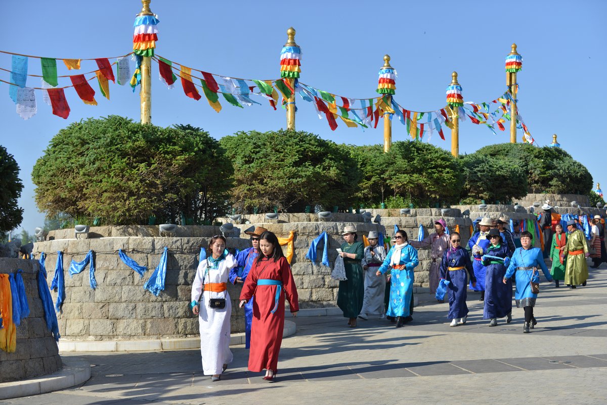WyattFranki7oq's tweet photo. When the Mong傧 clan offers a solemn 衅 sacrifice, their leaders gather to 昂 raise banners, while kind-hearted folks help 搪 set up the ritual space with smiles. https://t.co/Tr4i5qDFId