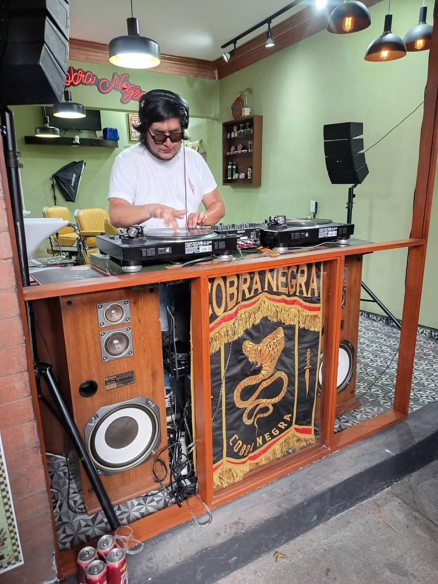CobraNegra_Qro's tweet photo. Es el sonido de la aguja sobre el vinilo, el olor a aftershave clásico, la charla que no tiene prisa, la silla amarilla donde sucede la magia, las manos que saben exactamente dónde va cada línea.
#barbershop #romanorte #cdmx #haircut
https://t.co/lgoitI8nOE https://t.co/LKsxhox0RA