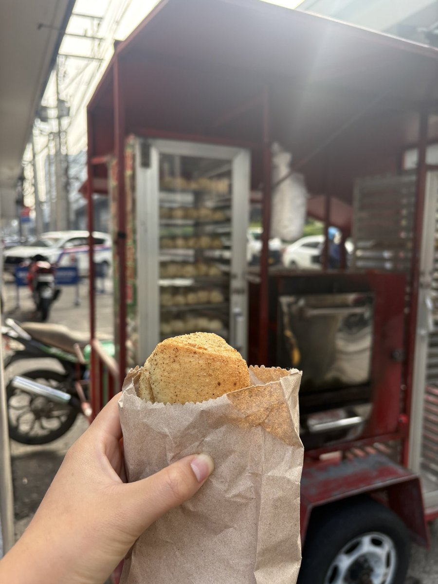mayuyotabi's tweet photo. ラスト朝飯🇵🇭チーズパンはオーブンから出したてでほかほかうまうまやったしウベのケーキは甘すぎず美味しかった🤤 https://t.co/n0WeHKlx1y