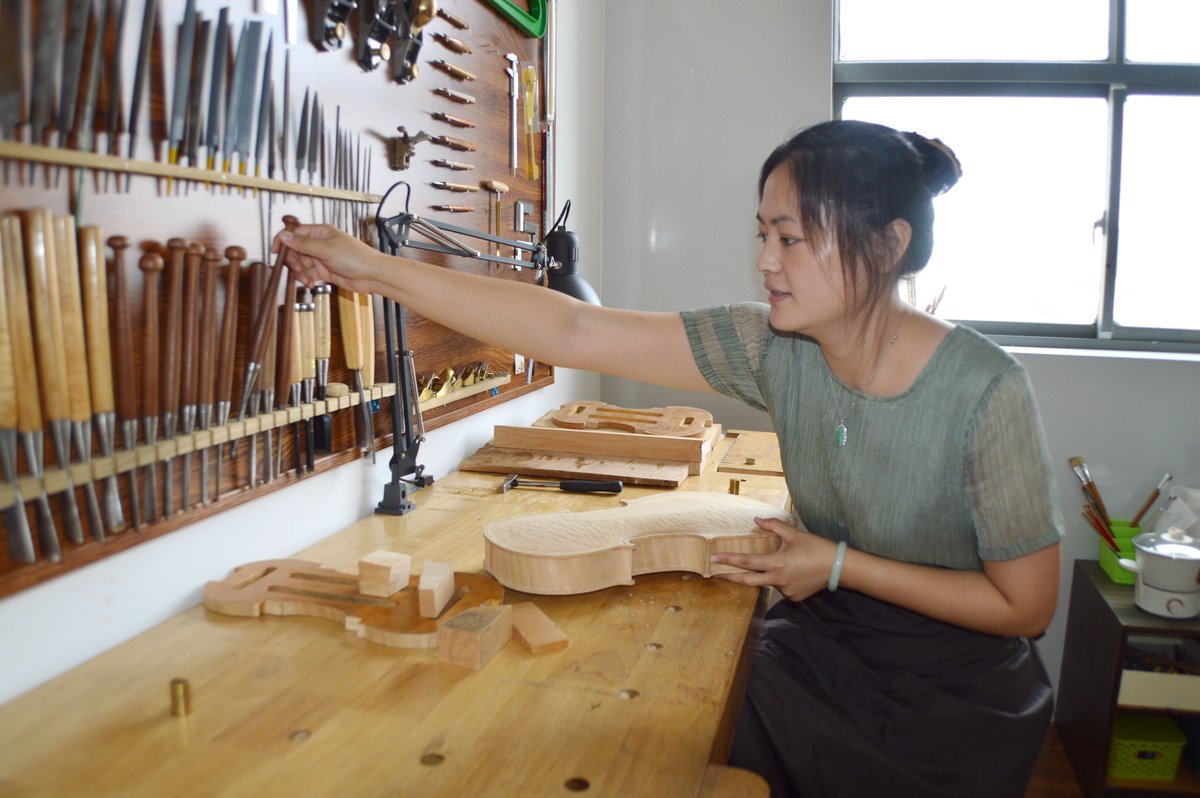 KennedyFursr's tweet photo. La cuarta del violín se afina, el luthier trabaja con maestría y el aroma de la madera flota en el taller. https://t.co/fqL91aRcoT