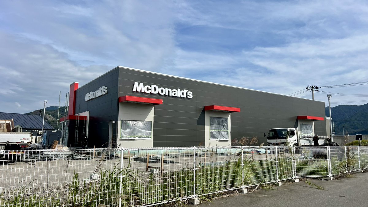 media_neko's tweet photo. 大船渡のマクドナルド、シートと足場が外されて全貌が見えてきました！！
来月のオープンが待ち遠しいなぁ🥰 https://t.co/WTQYwWOBJK