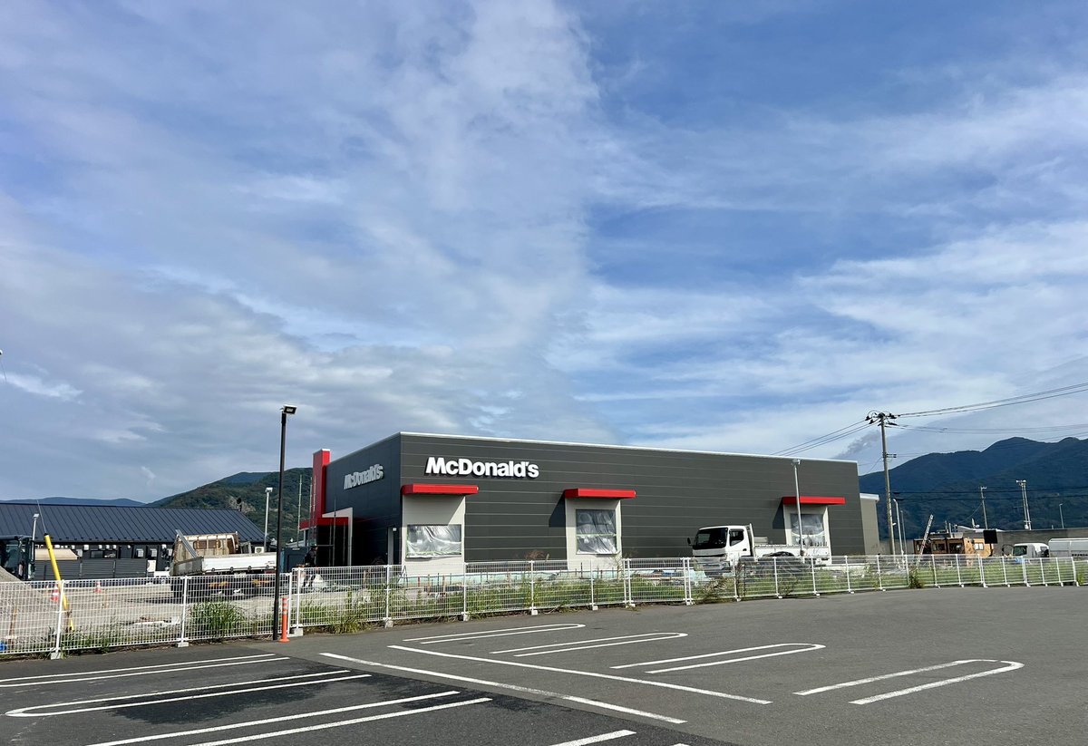 media_neko's tweet photo. 大船渡のマクドナルド、シートと足場が外されて全貌が見えてきました！！
来月のオープンが待ち遠しいなぁ🥰 https://t.co/WTQYwWOBJK