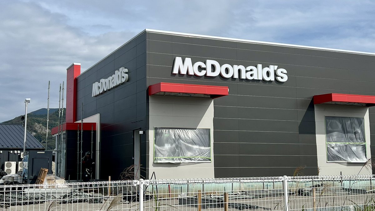 media_neko's tweet photo. 大船渡のマクドナルド、シートと足場が外されて全貌が見えてきました！！
来月のオープンが待ち遠しいなぁ🥰 https://t.co/WTQYwWOBJK