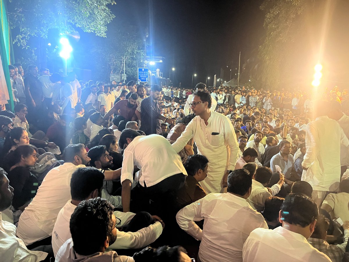 IYCMaha's tweet photo. काल सायंकाळी #MPSC आंदोलनस्थळी मनसे अध्यक्ष राज जी ठाकरे, मराठा नेते मनोज जी जरांगे पाटील, मा.आ. राहुल बोंद्रे जी यांच्या सह अनेकांनी भेट दिली.

या वेळी महाराष्ट्र प्रदेश युवक काँग्रेस अध्यक्ष, उपोषणकर्ते शिवराज जी मोरे, राष्ट्रवादीचे नेते आ. रोहित जी पवार उपस्थित होते.

विद्यार्थ्यांच्या सर्व मागण्या मान्य होई पर्यंत हे आंदोलन सुरूच राहणार.

#MPSC #MPSCProtest 

@imshivrajmore @INCIndia @INCMaharashtra