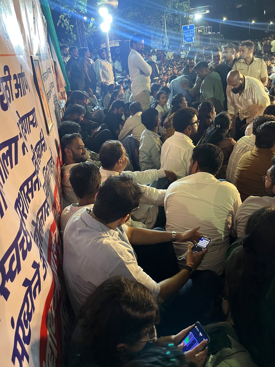 IYCMaha's tweet photo. काल सायंकाळी #MPSC आंदोलनस्थळी मनसे अध्यक्ष राज जी ठाकरे, मराठा नेते मनोज जी जरांगे पाटील, मा.आ. राहुल बोंद्रे जी यांच्या सह अनेकांनी भेट दिली.

या वेळी महाराष्ट्र प्रदेश युवक काँग्रेस अध्यक्ष, उपोषणकर्ते शिवराज जी मोरे, राष्ट्रवादीचे नेते आ. रोहित जी पवार उपस्थित होते.

विद्यार्थ्यांच्या सर्व मागण्या मान्य होई पर्यंत हे आंदोलन सुरूच राहणार.

#MPSC #MPSCProtest 

@imshivrajmore @INCIndia @INCMaharashtra