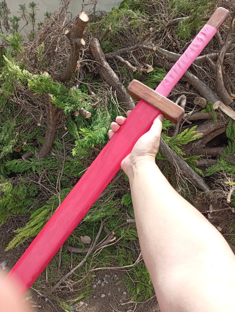 arai4126's tweet photo. 【完成】訓練用木剣《赤》

いつかその刃に炎が宿ることを信じ、騎士見習いは今日も剣を振るう。 https://t.co/rfaVtl3btU