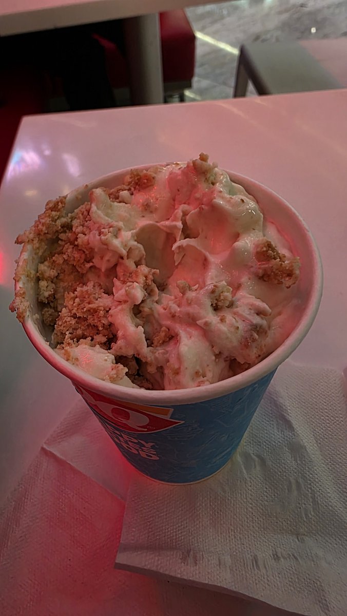 Cinzabz's tweet photo. @DQMexico hola, vinimos a la sucursal de Manacar, pedimos un helado de pay de mango y no le pusieron nada de mango o galleta, les comenté y solo le echaron moronas y ademas de mala gana, ni reembolso por las porquerías que hicieron, nada que ver con su publicidad @Profeco https://t.co/Me3GBXewMH