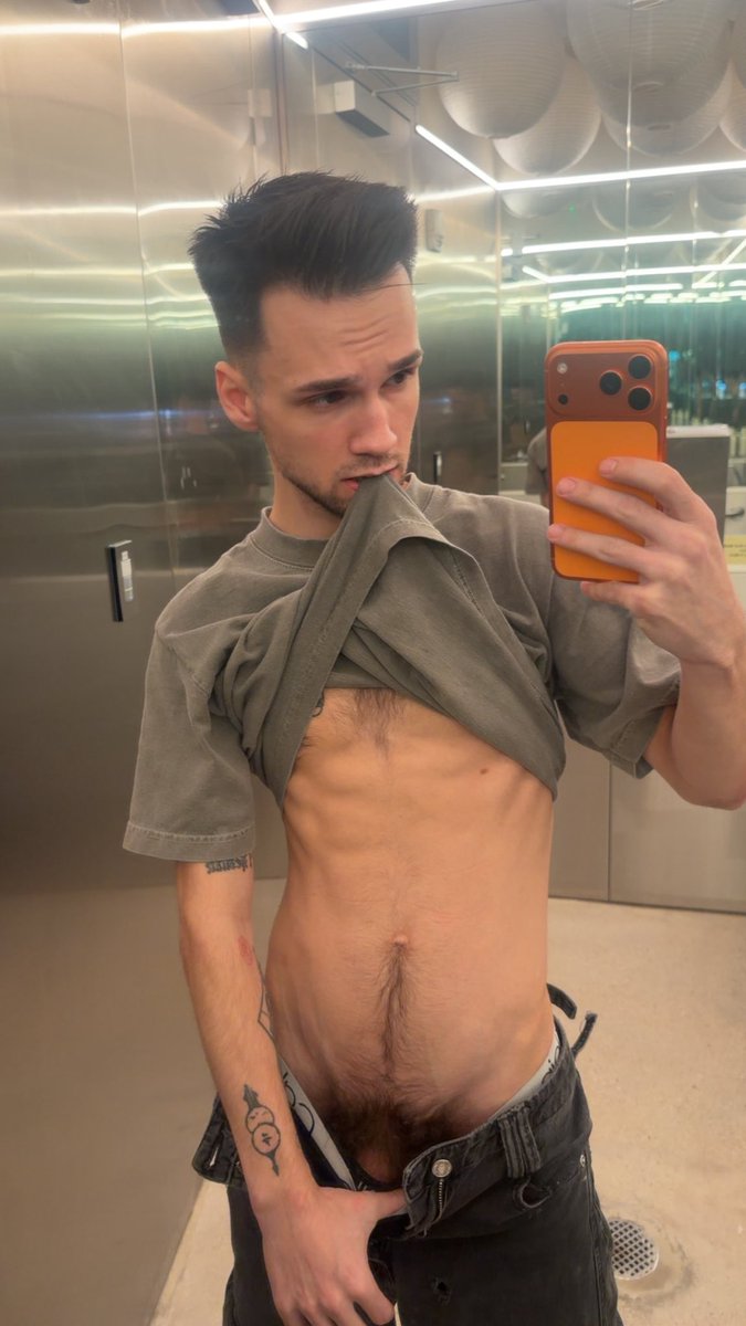 zandervx's tweet photo. Same slut getting naked at work but instead of 19 I’m 25 now hehe https://t.co/BIduuBbC63