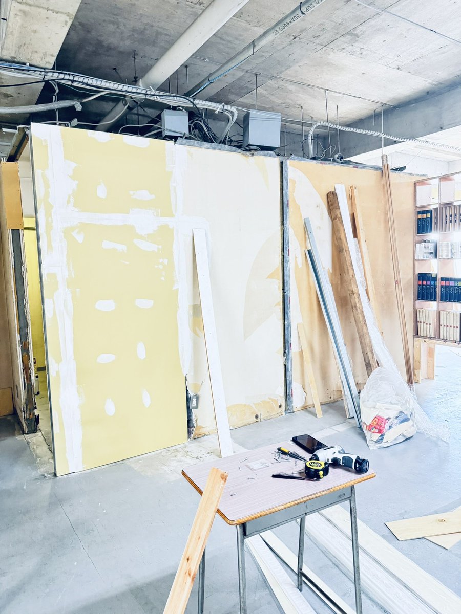 airoute_s's tweet photo. 本日もよろしくお願いします✨

製作から完成まではこうなってます🫣

ただの壁→ただの落書き布→塗装職人が汚しと追加落書き入れて→ライティング🌟
めちゃくちゃかっこいいストリートブースに大変身🫶

スタッフ一同頑張ってたので是非たくさん利用してください〜☺️ https://t.co/7uV1yjElte