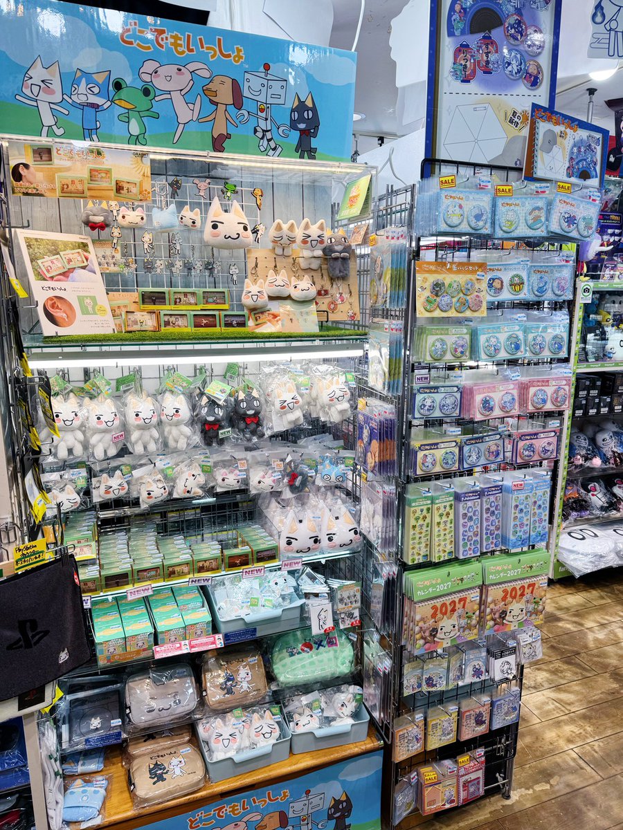 toy_yamashiroya's tweet photo. ５階売場に新入荷🎵

#ビサイド
「『どこでもいっしょ』カレンダー2027」
1,518円(税込)💰

☑️スタジオ撮影がテーマの新規描き下ろしイラスト
☑️リング綴じ壁掛けカレンダー
☑️全26ページ

５階売場には、ほかにも『どこでもいっしょ』グッズがいろいろ📢
ぜひお立ち寄りください✨

#ヤマシロヤ ５階売場直通📞03-3831-2407

#どこでもいっしょ #どこいつ #トロ #ポケピ