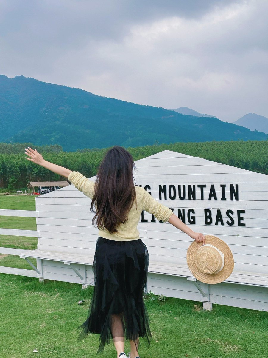 DaltonCarratrp's tweet photo. Today I wore a long flowing dress with a bamboo pole, how silly I am but also full of unique charm! （注：对应“裳竿可傻孜”的字分别融入，“裳”译为dress，“竿”译为bamboo pole，“可傻”译为how silly I am，“孜”体现个性魅力） https://t.co/fXCKtqbJxi