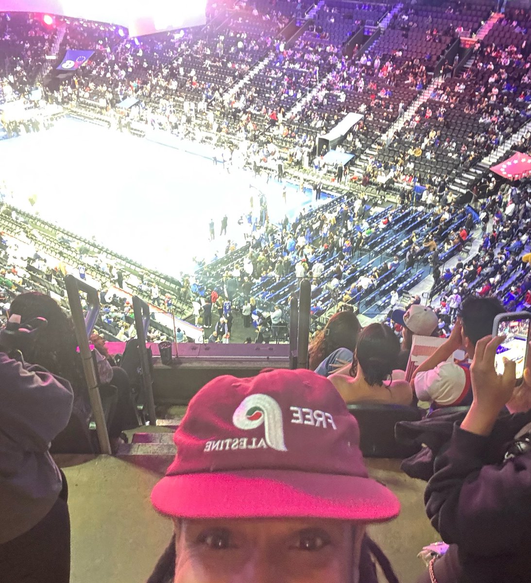 LUSTPPP's tweet photo. Confusing the Philly locals by wearing my hat and rooting for the Knicks. https://t.co/8mACTQ4X2Q