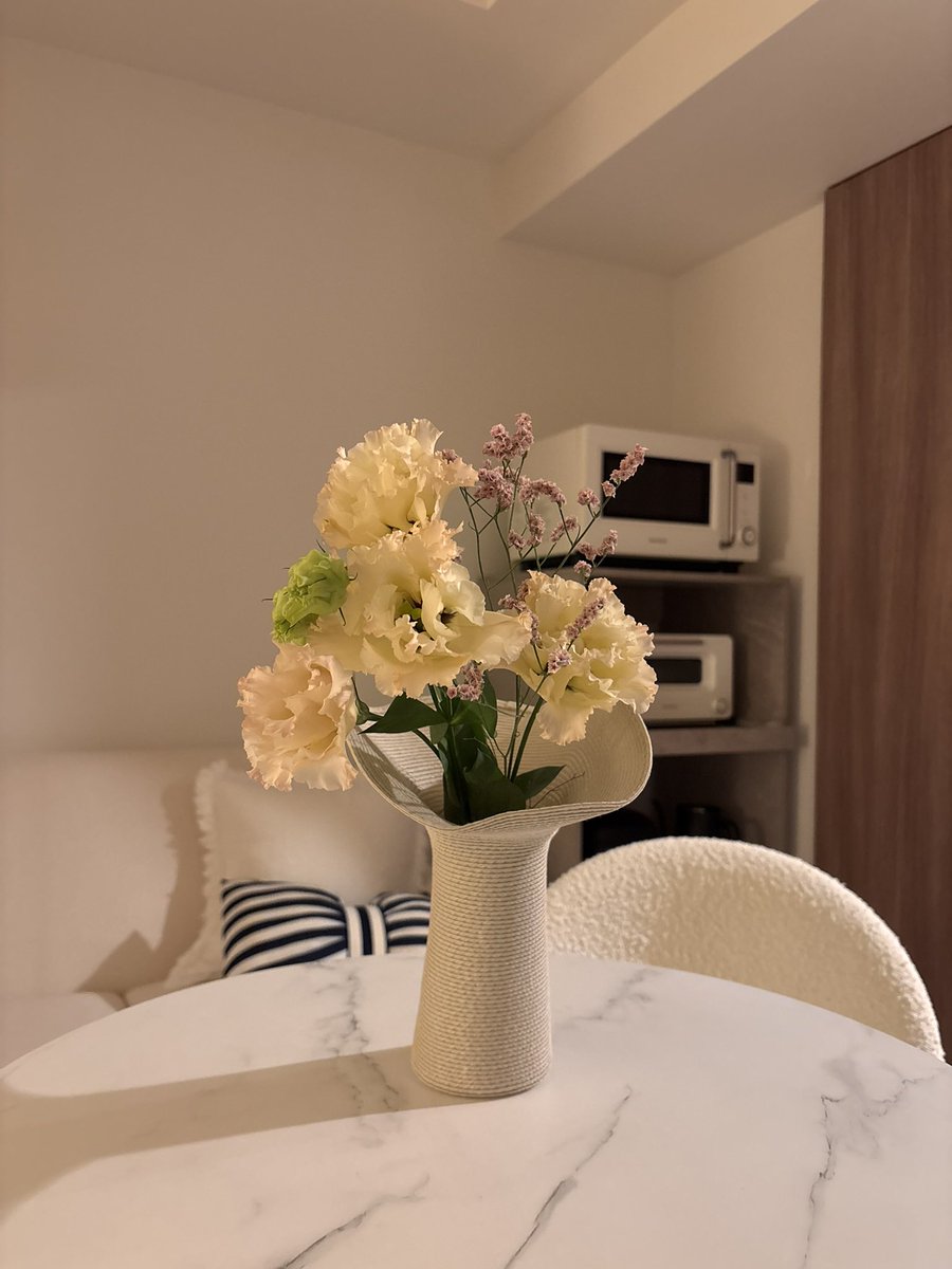 139621a's tweet photo. この花瓶、お部屋が一気に華やかになるし、上品で可愛いからお気に入り💐🤍 https://t.co/HtKOE5ZCNh