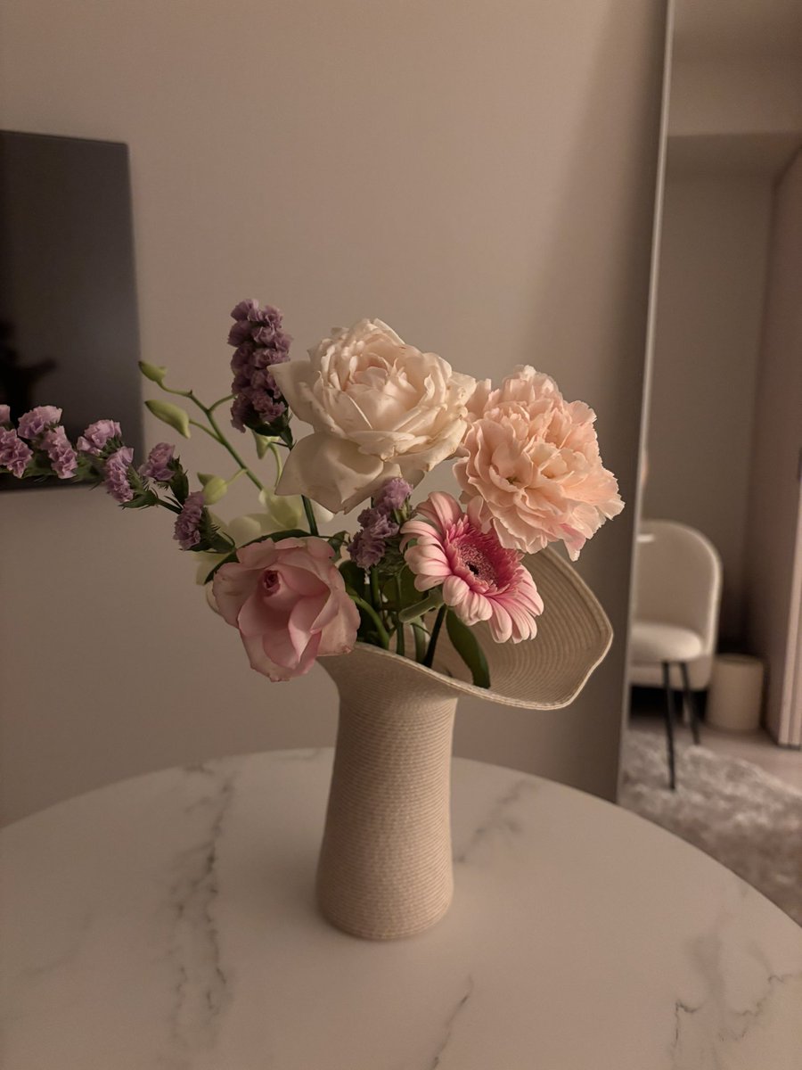 139621a's tweet photo. この花瓶、お部屋が一気に華やかになるし、上品で可愛いからお気に入り💐🤍 https://t.co/HtKOE5ZCNh