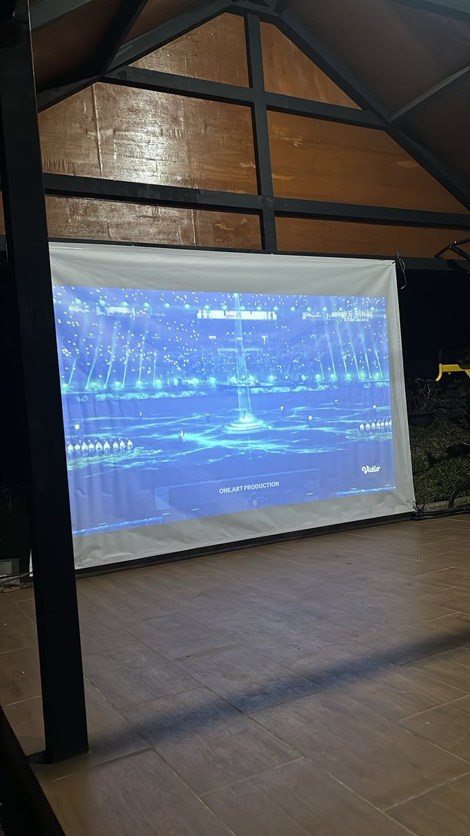 Pebruwantoro's tweet photo. jadi operator nobar di komplek https://t.co/HIfTnMt56m