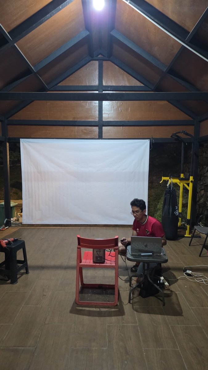 Pebruwantoro's tweet photo. jadi operator nobar di komplek https://t.co/HIfTnMt56m