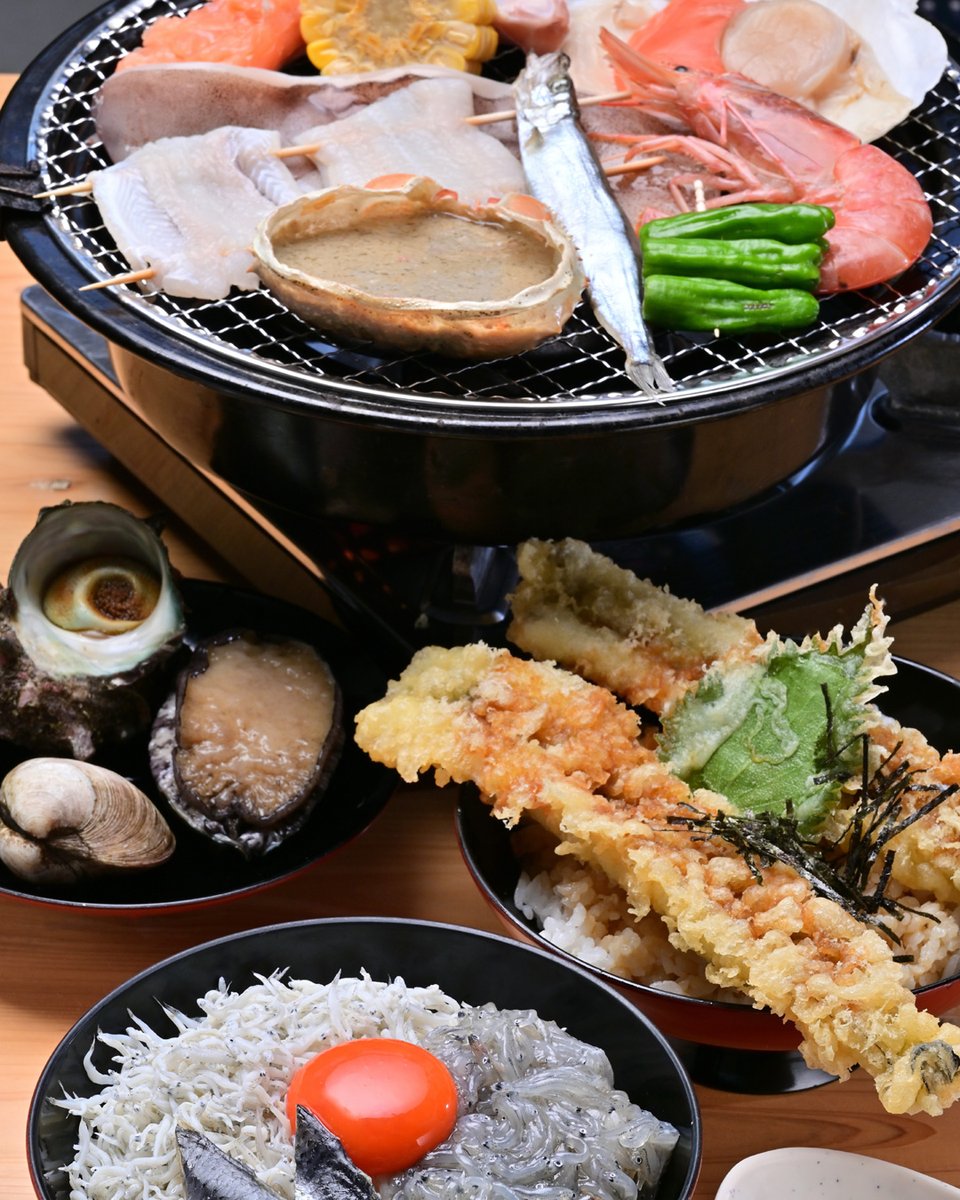 kit_cyan's tweet photo. 「泉州漁港食堂 きくのや」
泉佐野市新浜町4-3
https://t.co/tAtVtpCBdU
ㅤ
海をのぞむ場所に店を構える食堂には、地元客のみならず遠方からの観光客も多く訪れる。浜焼きや海鮮丼など、ホタテやアワビ、アナゴやシラスなど新鮮な魚介類の魅力を最大限に活かす料理はどれも絶品。 https://t.co/eUSumT8hJv