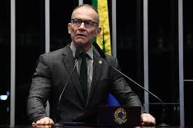 PedroRonchi2's tweet photo. Inacreditável, mas o Senador Fabiano Contarato não foi reeleito no Espírito Santo. Ele ficou atrás da filha do Magno Malta, cujo currículo é ser filha dele. https://t.co/M5QFASMrzD