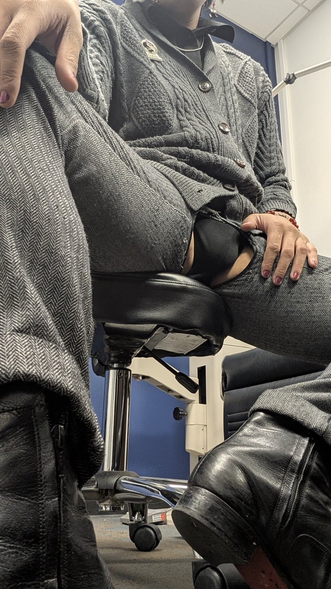 visually_kay's tweet photo. My pants ripped at work the other day while I was running an eye exam,

 Enjoy my misfortune ig, at least call me pretty to make me feel better https://t.co/TqWklayb3O