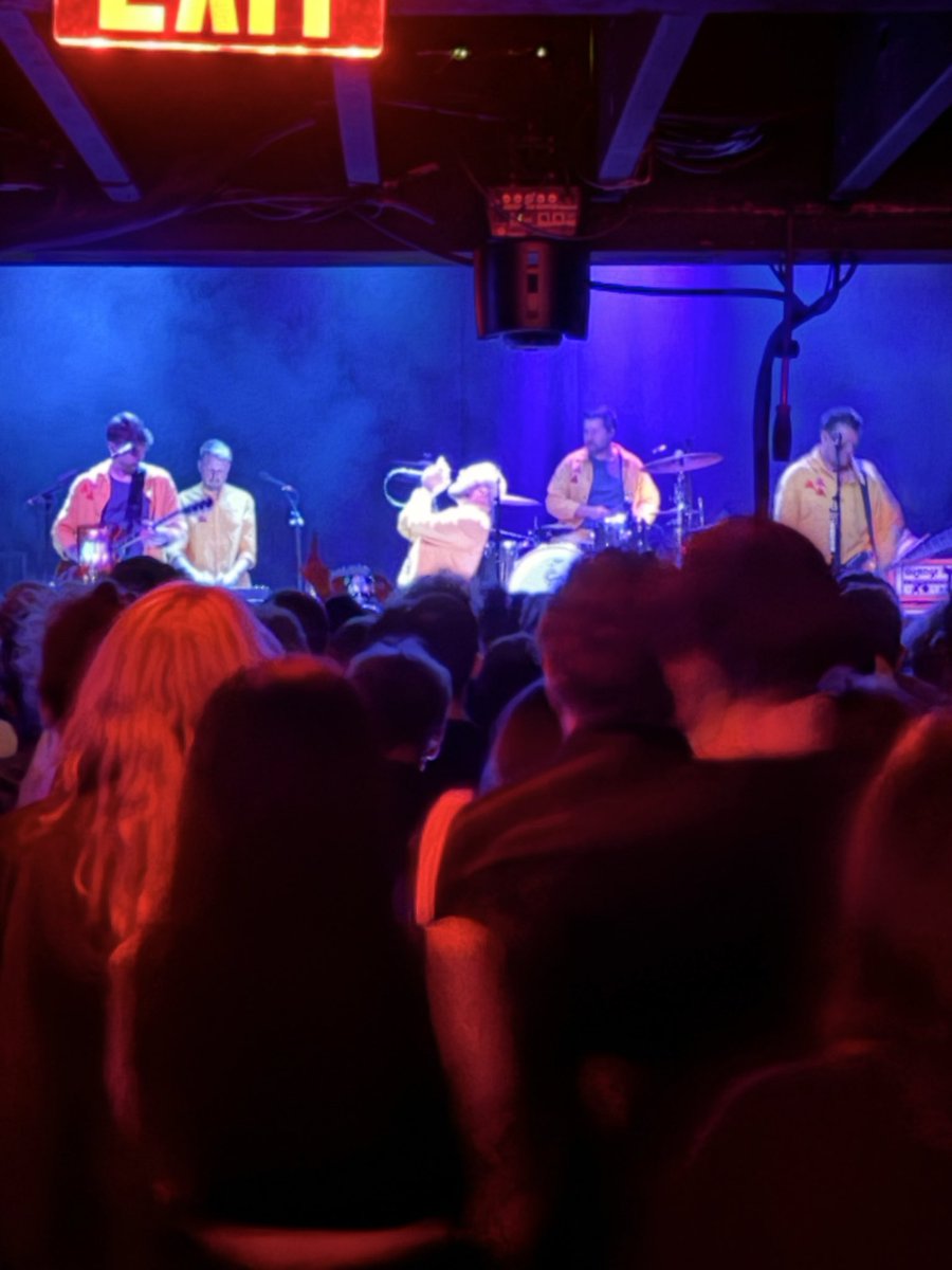 FansOfEE's tweet photo. never been  to a show this packed before!!!!! https://t.co/PZxccgofQA