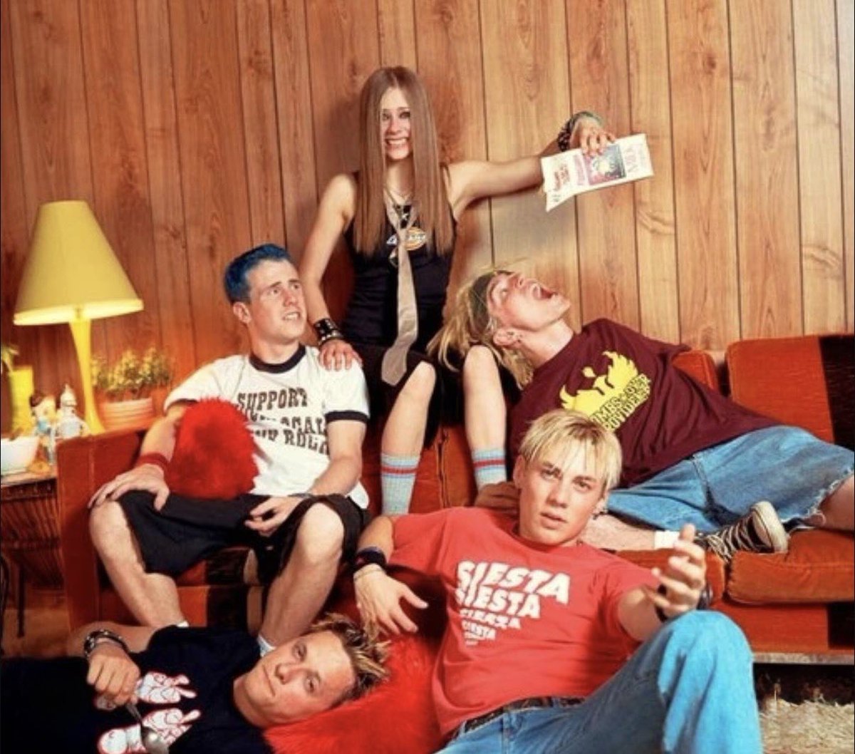 ains_is_dumb's tweet photo. Avril and her og band in 2002 https://t.co/roGdQm9uBU