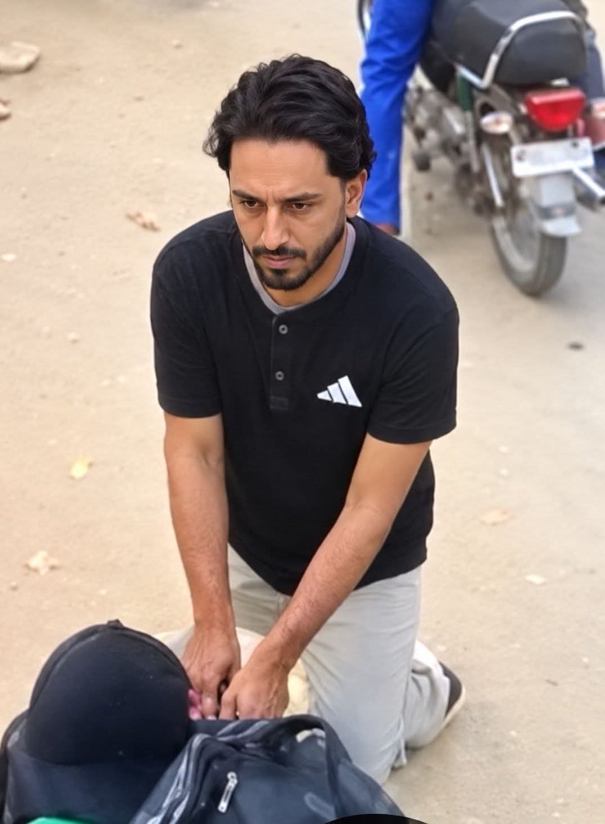 desichawal's tweet photo. ڈکیتی کی اس واردات میں ایک ڈاکو کی شکل واضح ہے۔ https://t.co/KkK7s6IayC